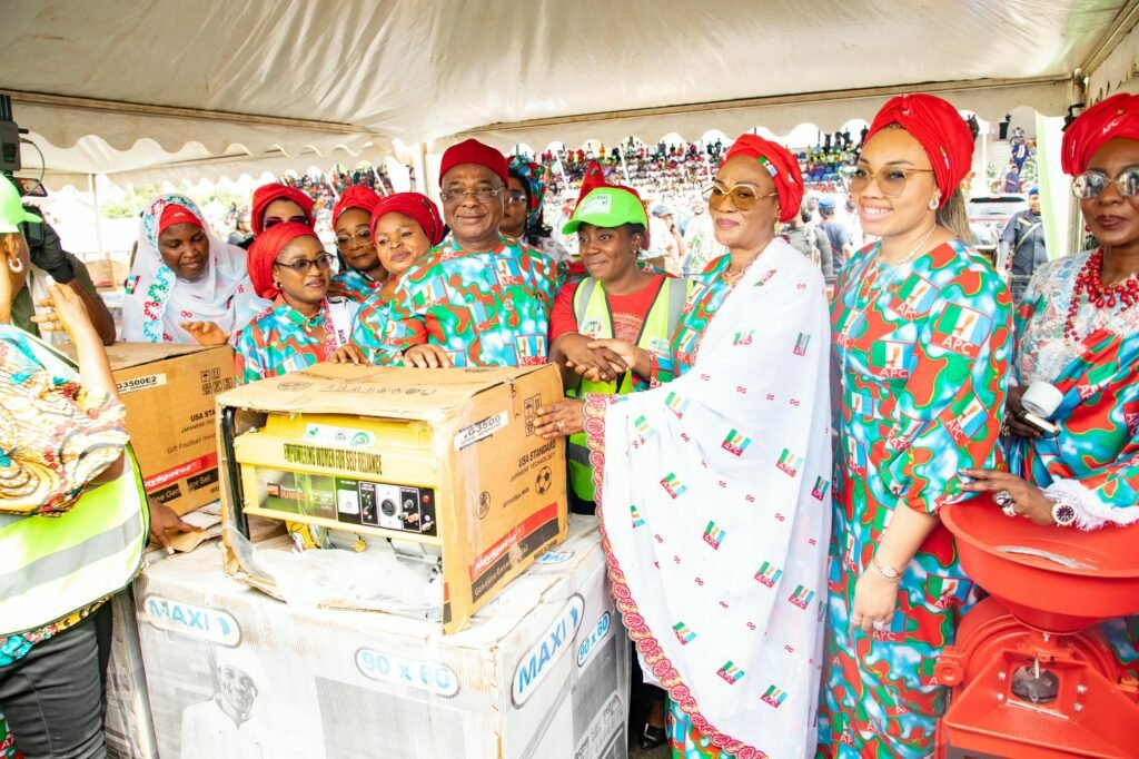 1000500157 Uzodimma commends the First Lady, RHI and OSSAP-SDGs for the programme and supporting women and vulnerable groups across the country.