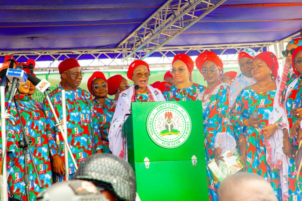 1000500323 (2) Uzodimma commends the First Lady, RHI and OSSAP-SDGs for the programme and supporting women and vulnerable groups across the country.