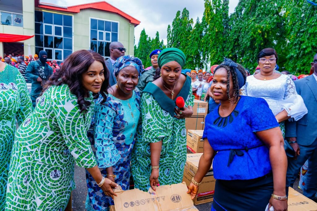 1000500378 Uzodimma commends the First Lady, RHI and OSSAP-SDGs for the programme and supporting women and vulnerable groups across the country.